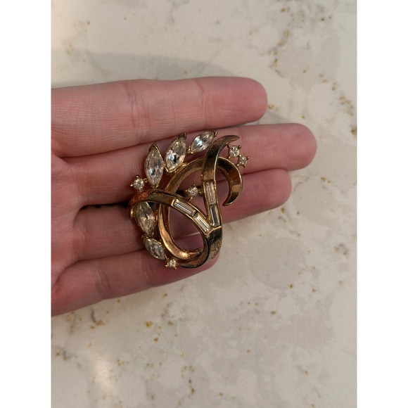 Trifari Jewelry - VTG TRIFARI BROOCH 1950s ABSTRACT PAISLEY CLEAR GEMS GOLD DESIGNER NO PIN